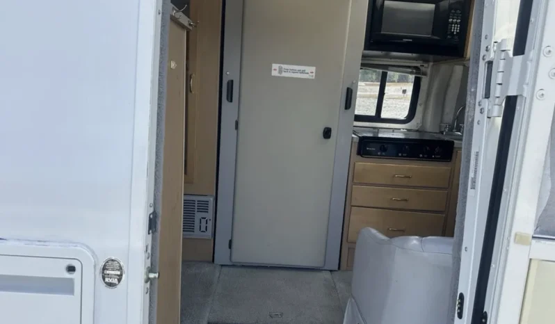 
								2004 Winnebago Rialta full									