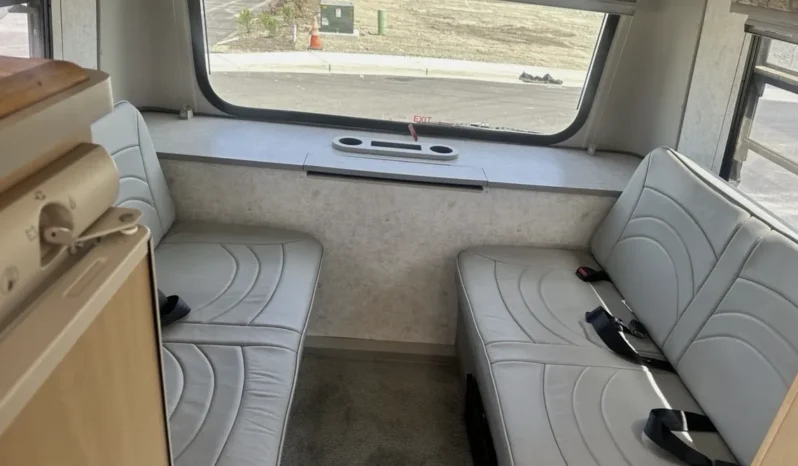 
								2004 Winnebago Rialta full									