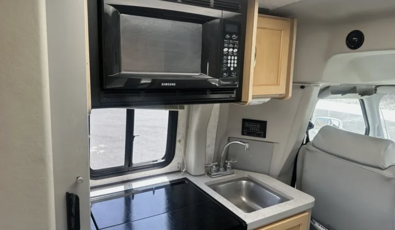 
								2004 Winnebago Rialta full									