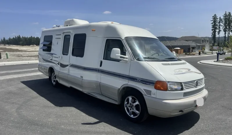 
								2004 Winnebago Rialta full									